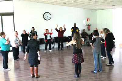 Els participants al taller de teatre fent una dinàmica relacionada amb l’expressió corporal. Foto : Jesús Abad 